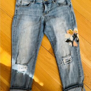 Caslon Light Blue Cropped Jeans with Floral Embroidery